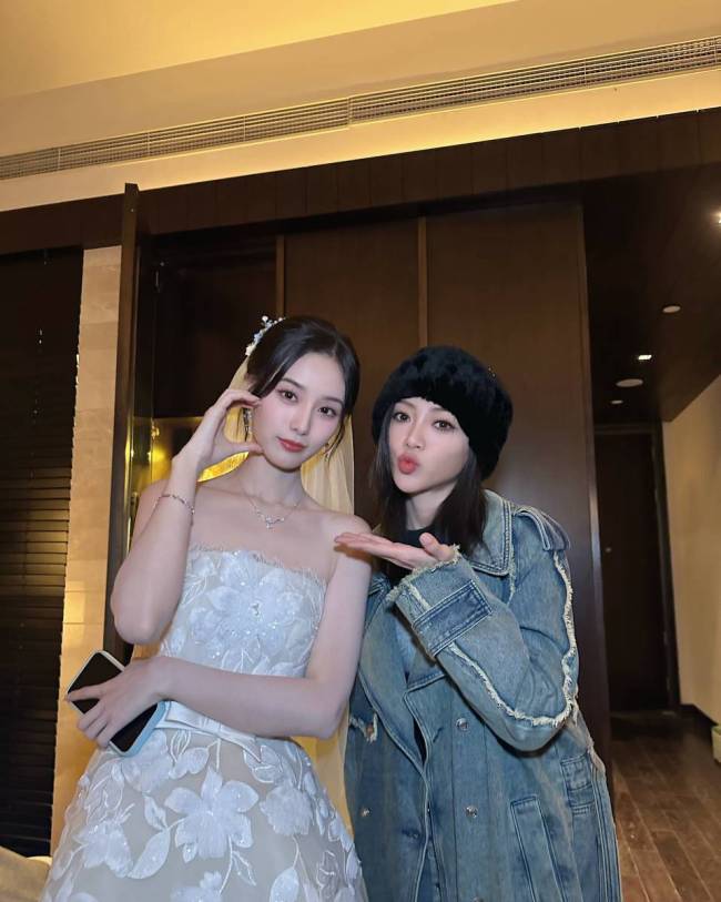 谢可寅晒与徐艺洋黄子韬合照 夸赞新娘穿婚纱漂亮