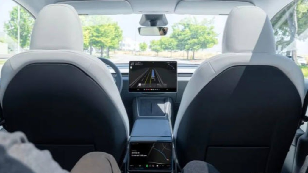Robotaxi江湖：特斯拉上路试水，中国玩家稳坐牌桌