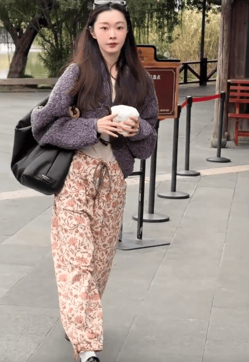 宋轶在乌镇被网友偶遇 穿红色碎花裤十分随性