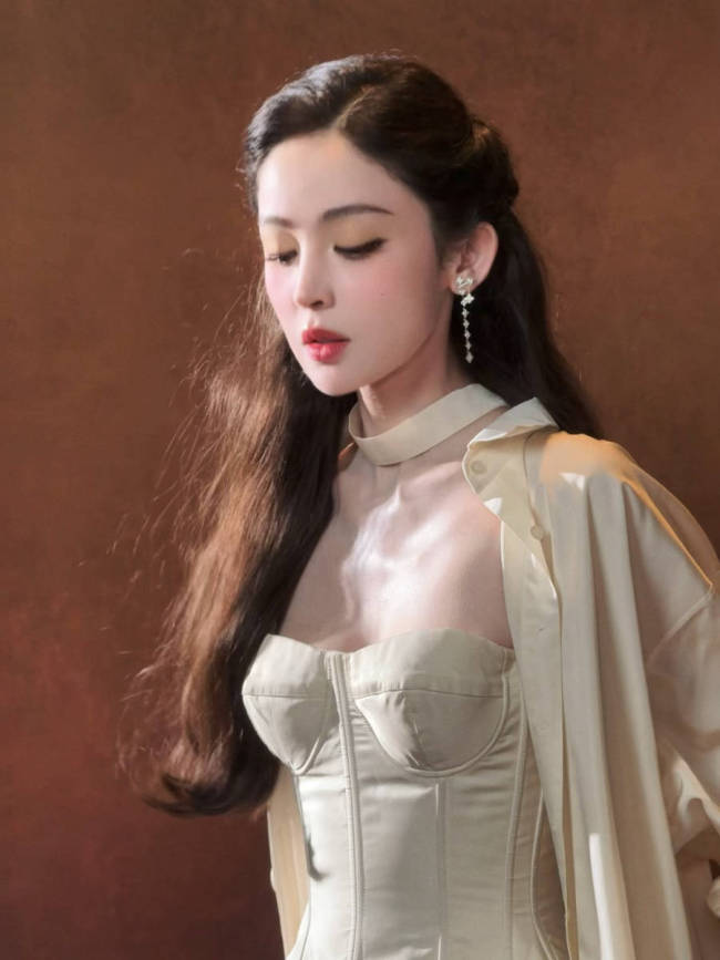 娜扎化身傲娇千金气质优雅矜贵 表情冷冽风情万种