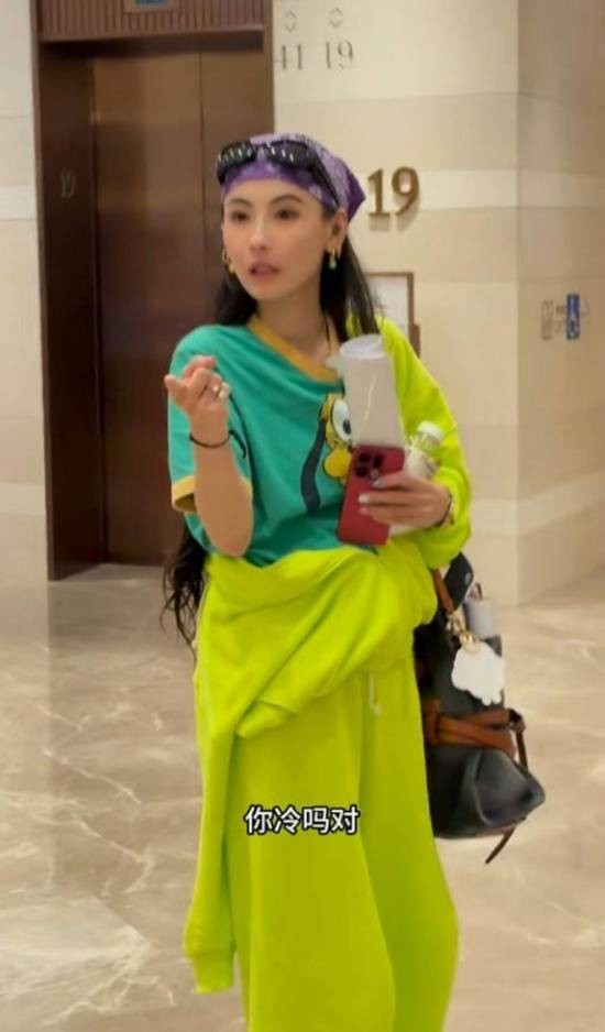 张柏芝把外套送给粉丝穿，网友直呼：这才是真“女神温度”！