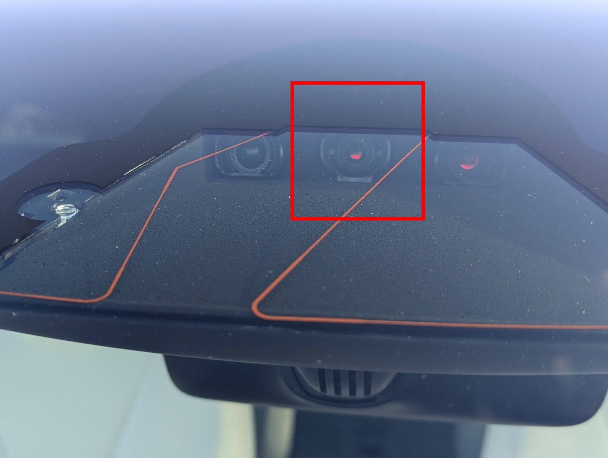 特斯拉 FSD v14.1.3 新增自动清洁前摄像头功能，解决车主痛点