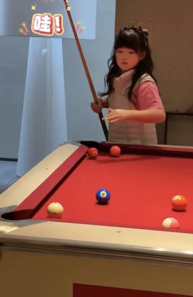 杜华为10岁女儿庆生 母女俩一起拆盲盒超有爱