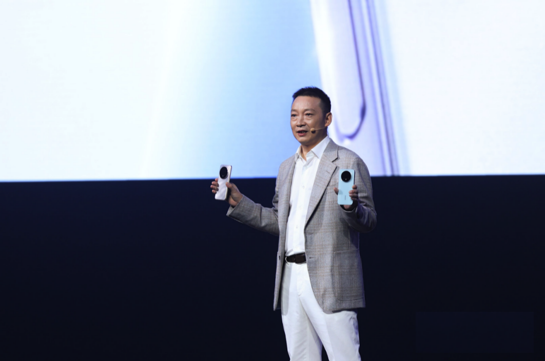 AI时代“听劝”的荣耀 开始引领全球AI终端生态了