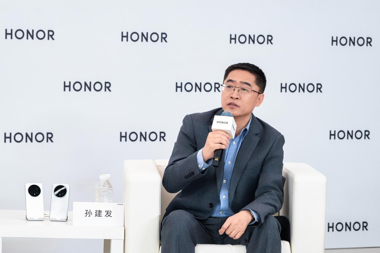 AI时代“听劝”的荣耀 开始引领全球AI终端生态了