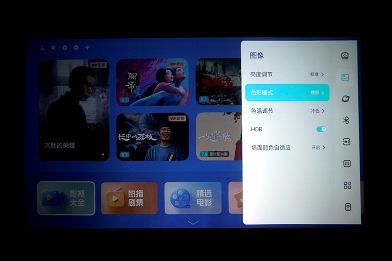 哈趣X哈曼联名！哈趣Q1 Pro投影仪评测：百元级影音小钢炮 宿舍也能投出大屏幕
