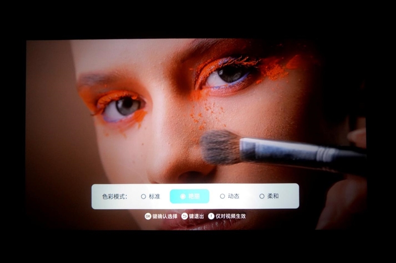哈趣X哈曼联名！哈趣Q1 Pro投影仪评测：百元级影音小钢炮 宿舍也能投出大屏幕