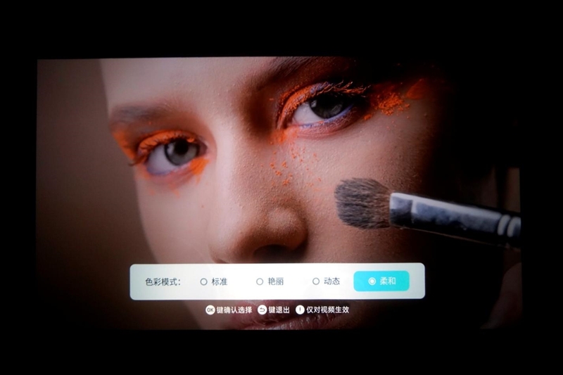 哈趣X哈曼联名！哈趣Q1 Pro投影仪评测：百元级影音小钢炮 宿舍也能投出大屏幕