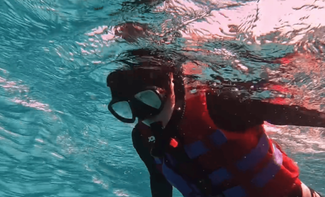 关晓彤晒马尔代夫浮潜vlog 身材苗条大长腿超吸睛