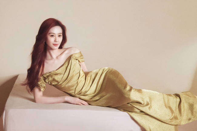 刘诗诗穿一字肩长裙身材窈窕 红发造型好似美人鱼