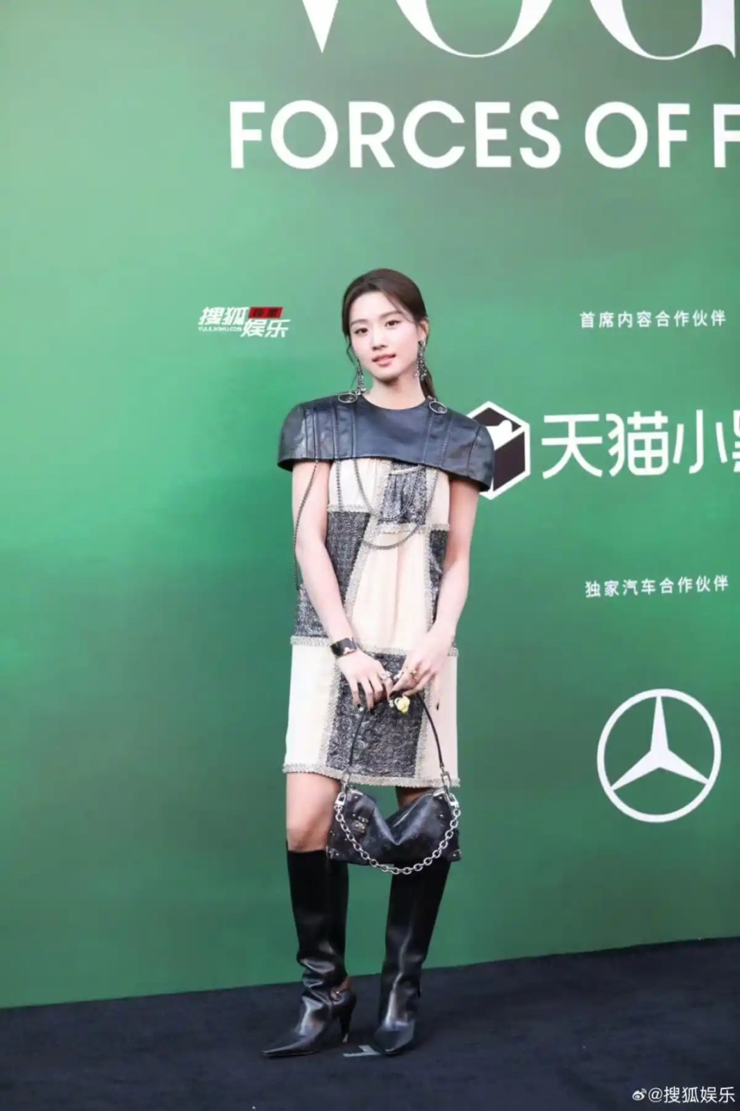 卢昱晓VOGUE盛典造型引热议：从“黑天鹅”到争议红毯，她在探索属于自己的时尚话语权