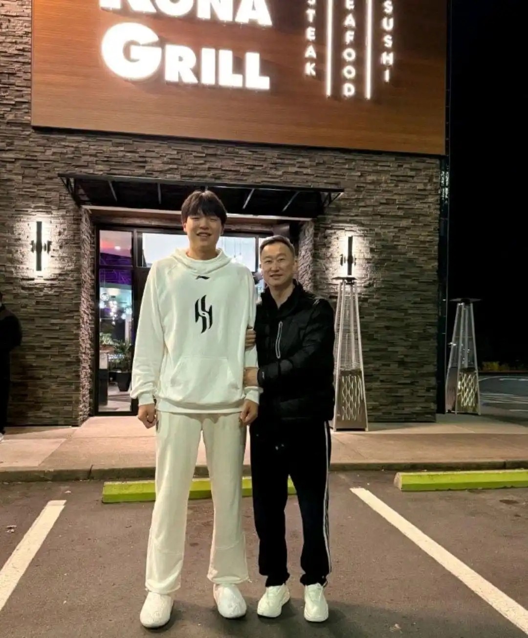 刘维伟观战杨瀚森常规赛首战：师徒同框，见证中国球员NBA新篇章