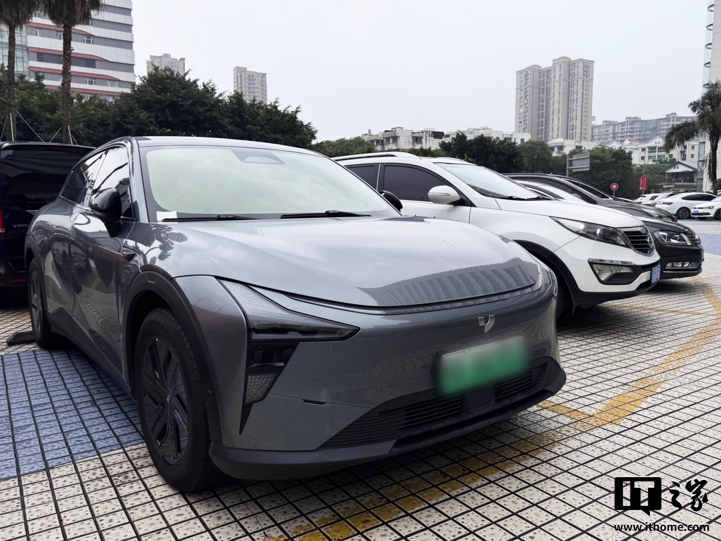 新能源车企倒闭潮下“烂尾堆料车”意外催生市场,原价七八折“抄底”受年轻人青睐