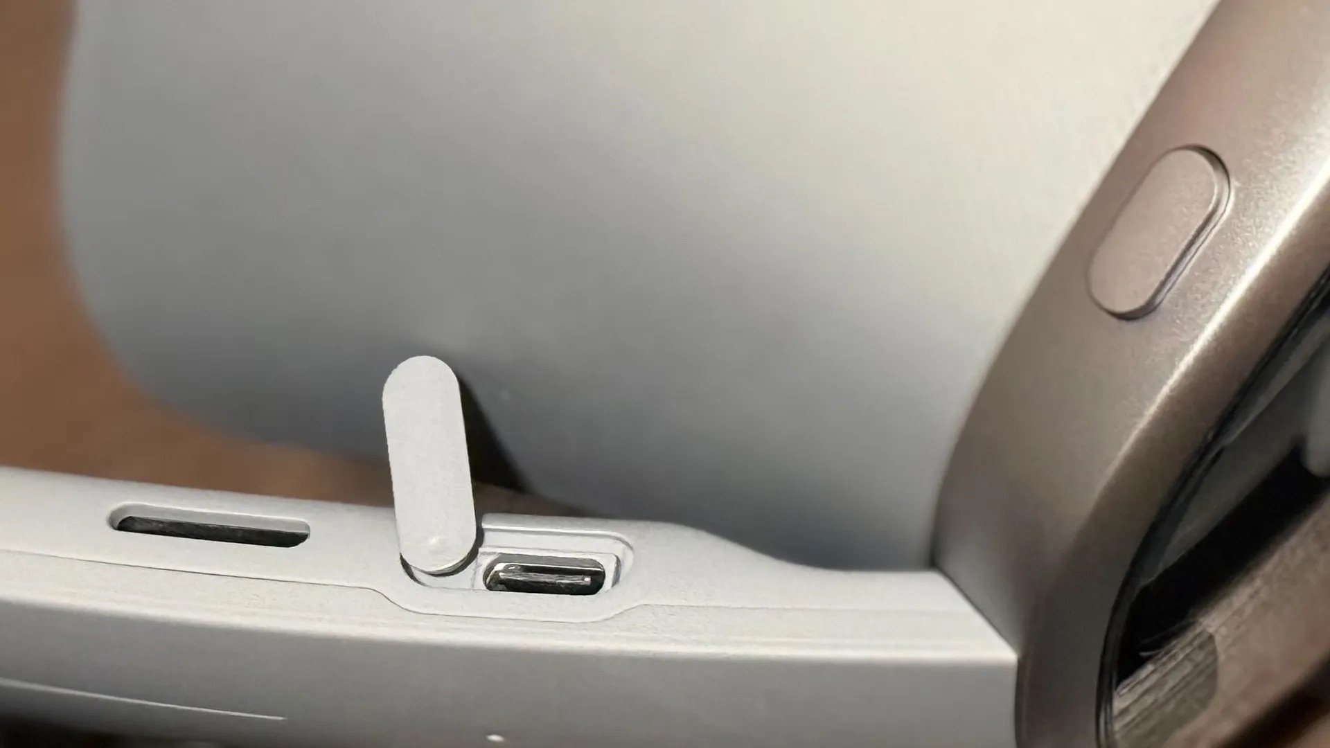 三星 Galaxy XR 头显神秘 USB-C 接口曝光:说明书 / 产品页均未提及,可连接各种配件