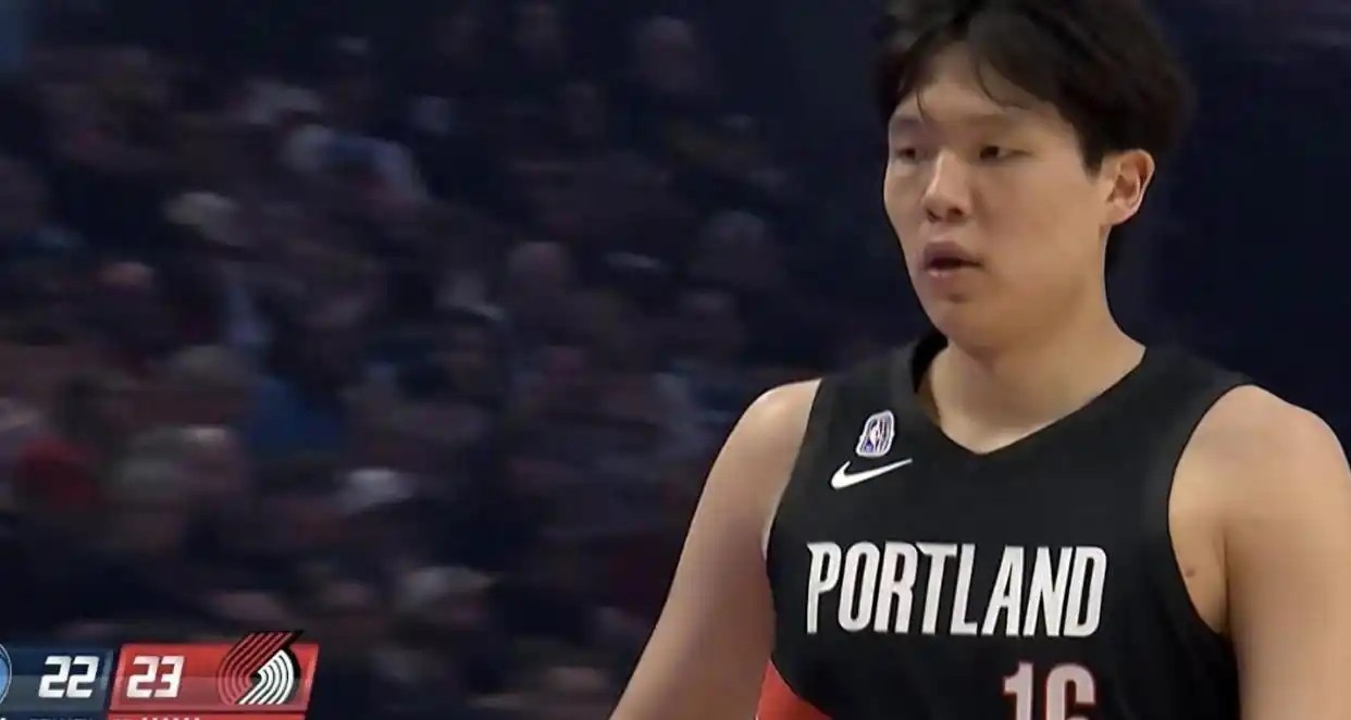 杨瀚森篮下造杀伤罚篮得分！中国男篮新星完成NBA生涯首秀里程碑