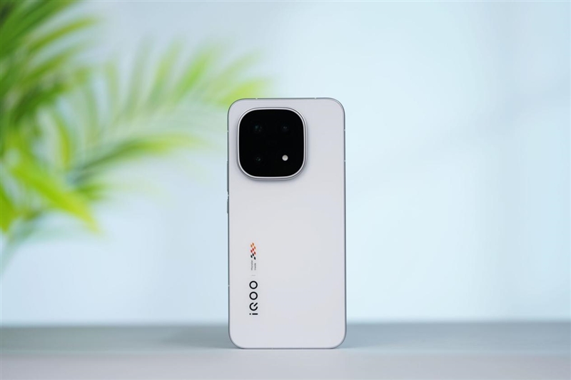 从性能机到水桶旗舰！ iQOO 15评测：双芯算力+全场景优化 不止游戏强机