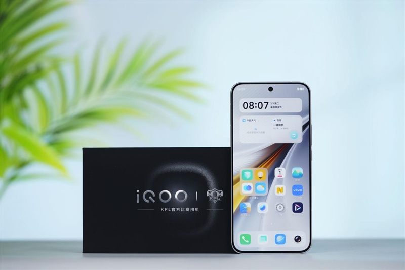 从性能机到水桶旗舰！ iQOO 15评测：双芯算力+全场景优化 不止游戏强机