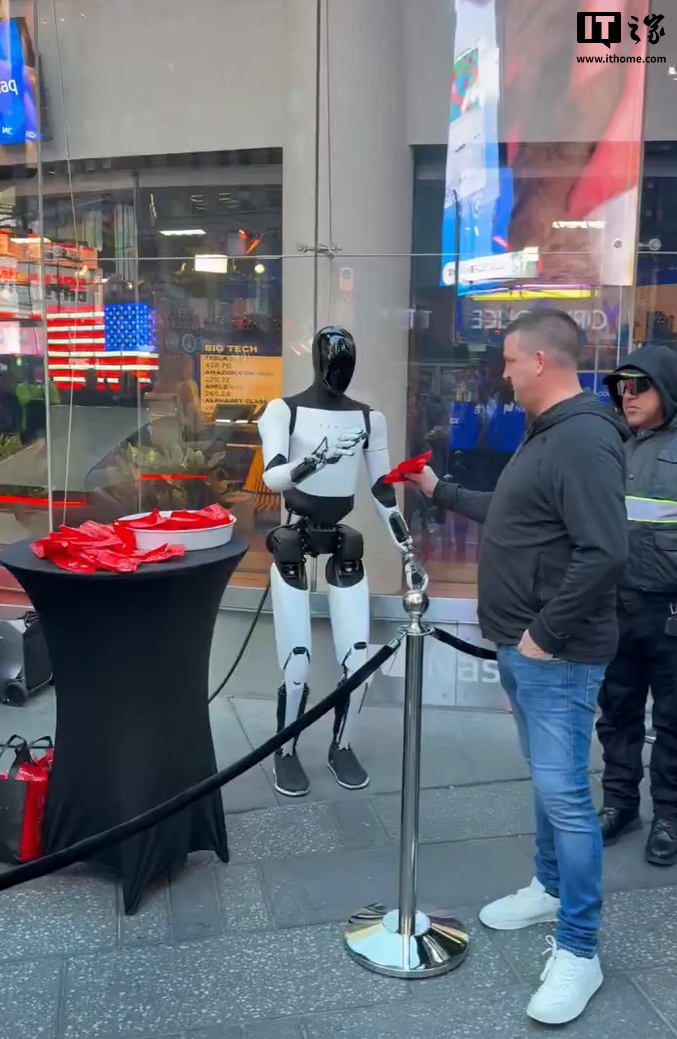 特斯拉人形机器人 Optimus 现身纽约时代广场，向路人派发糖果
