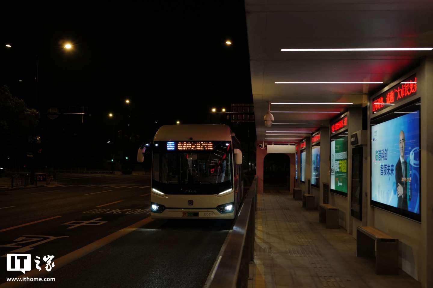 今天重阳节:交通运输部完成超 3.5 万个城市公交站台适老化改造,推动 220 多个城市开通 95128 约车服务电话