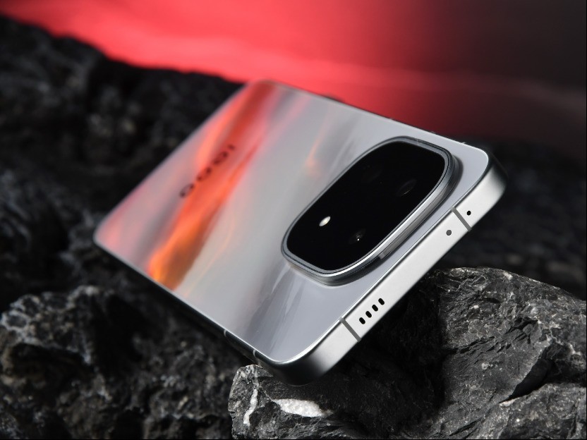 iQOO 15 游戏体验详解:双芯赋能,全维沉浸的掌上电竞旗舰