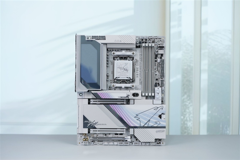 真男人的梦中情板！技嘉X870E AUROS MASTER X3D ICE评测：X3D再打一管鸡血