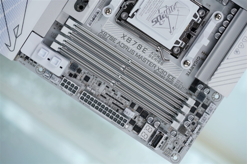 真男人的梦中情板！技嘉X870E AUROS MASTER X3D ICE评测：X3D再打一管鸡血