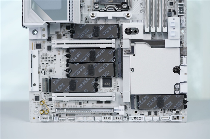 真男人的梦中情板！技嘉X870E AUROS MASTER X3D ICE评测：X3D再打一管鸡血