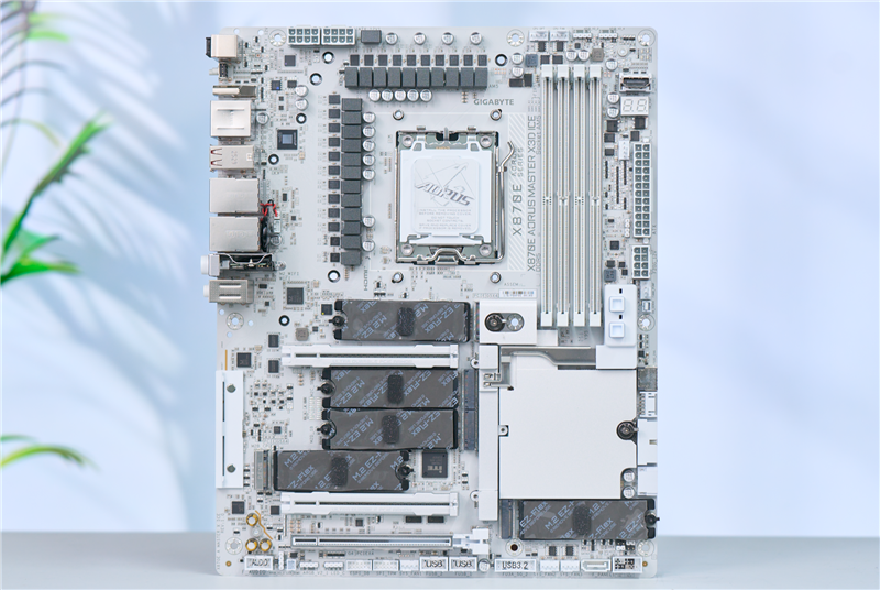 真男人的梦中情板！技嘉X870E AUROS MASTER X3D ICE评测：X3D再打一管鸡血