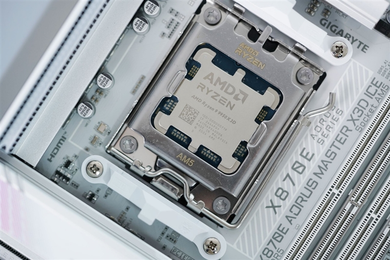 真男人的梦中情板！技嘉X870E AUROS MASTER X3D ICE评测：X3D再打一管鸡血