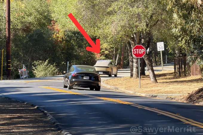 特斯拉 Cybercab 首次在公共道路上进行测试，有驾驶员和外后视镜