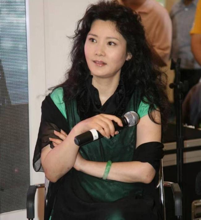 何赛飞怒斥张柏芝后道歉：我这人脾气急并非针对人