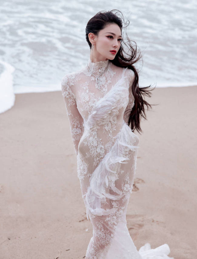 张馨予穿25斤拖尾礼服 秒变千年狐妖妩媚迷人