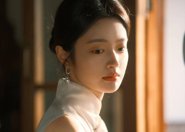 徐若晗穿刺绣旗袍端庄优雅 轻撩珠帘温柔恬静