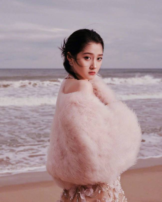 关晓彤穿抹胸裙大气优雅 身披毛绒外套楚楚动人