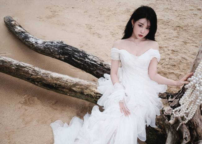 沈佳润穿白色露肩装灵动清冷 海边走红毯从容自信