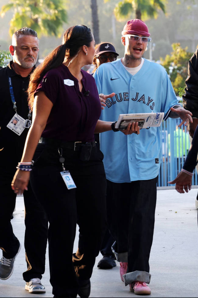 比伯夫妇现身观赛 现场与球迷们合影互动