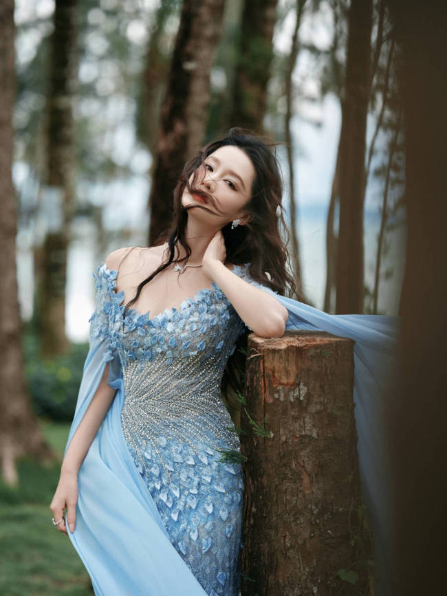 李沁穿蓝色礼裙仙气飘飘 卷发造型优雅俏皮