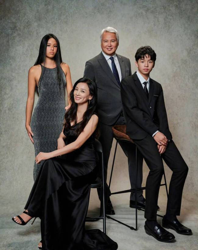 张庭晒一家四口全家福 儿女身高瞩目颜值出挑