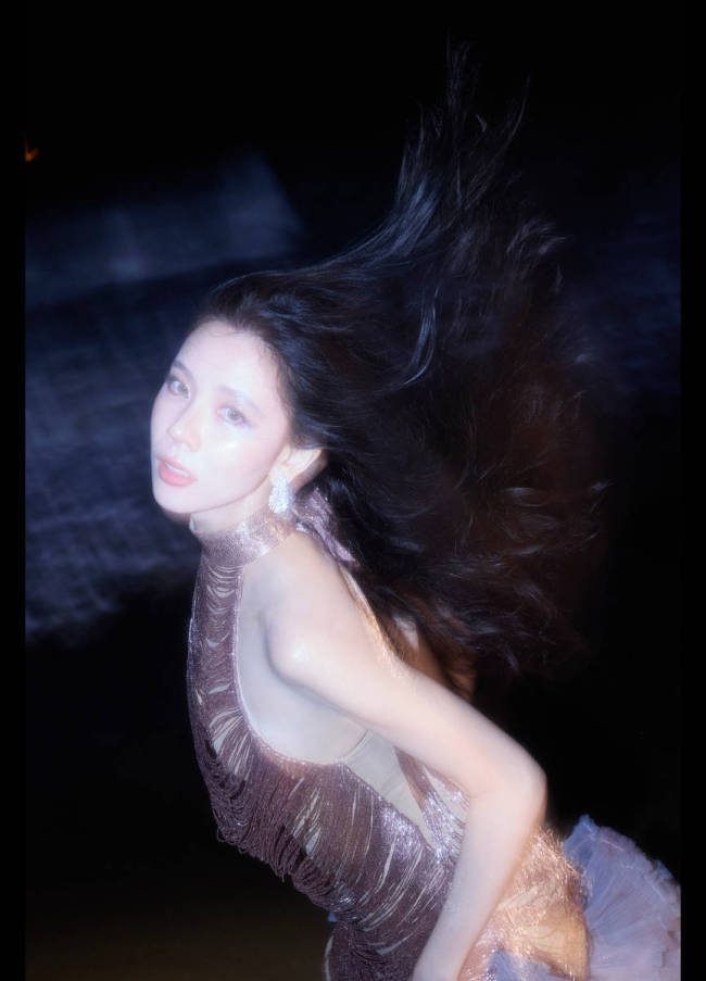 宋妍霏穿金色鱼尾裙身姿窈窕 发丝飞扬氛围感十足