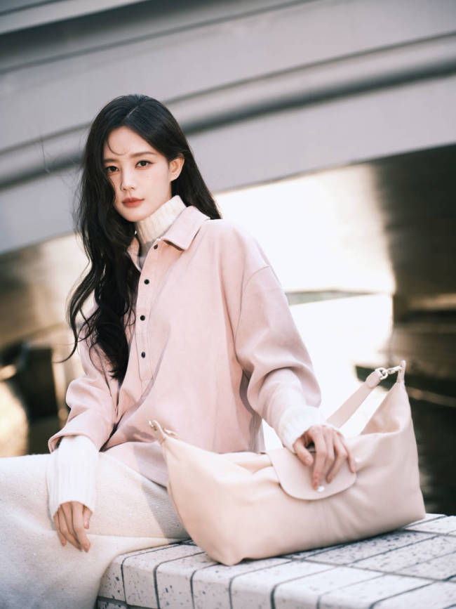 李一桐身穿针织长裙温婉优雅 甜笑回眸氛围感满满