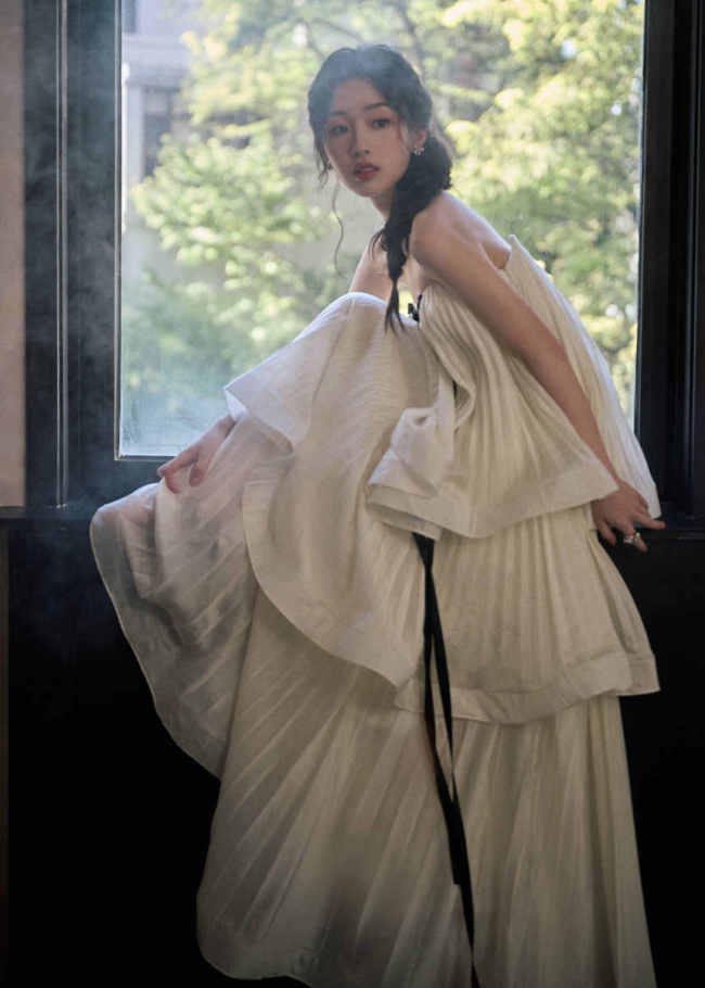 邓恩熙编发造型灵动俏皮 轻提裙摆少女感十足