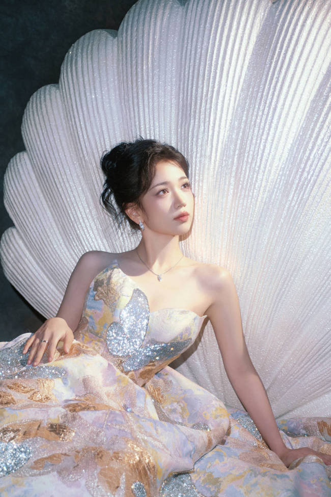 代露娃穿抹胸裙优雅高贵 倚在贝壳中化身人鱼公主