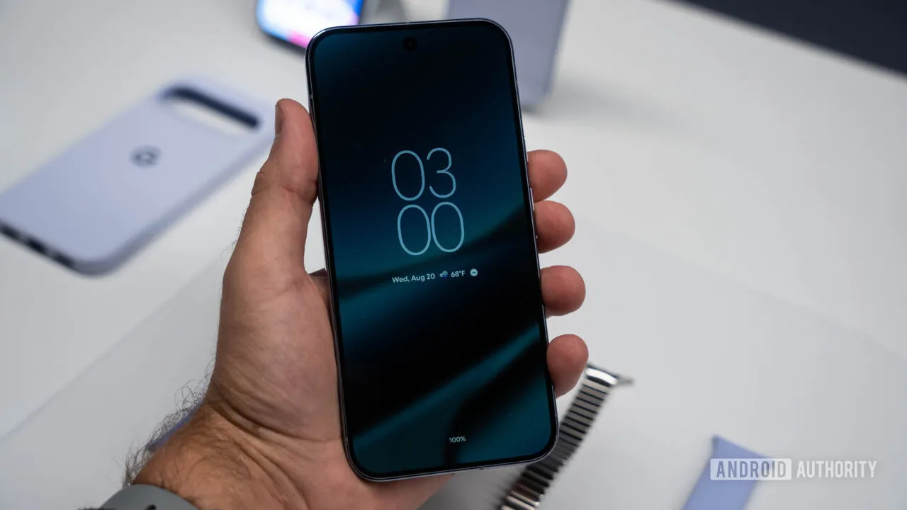 谷歌安卓 17 极简省电界面首曝，手机息屏也能导航指路