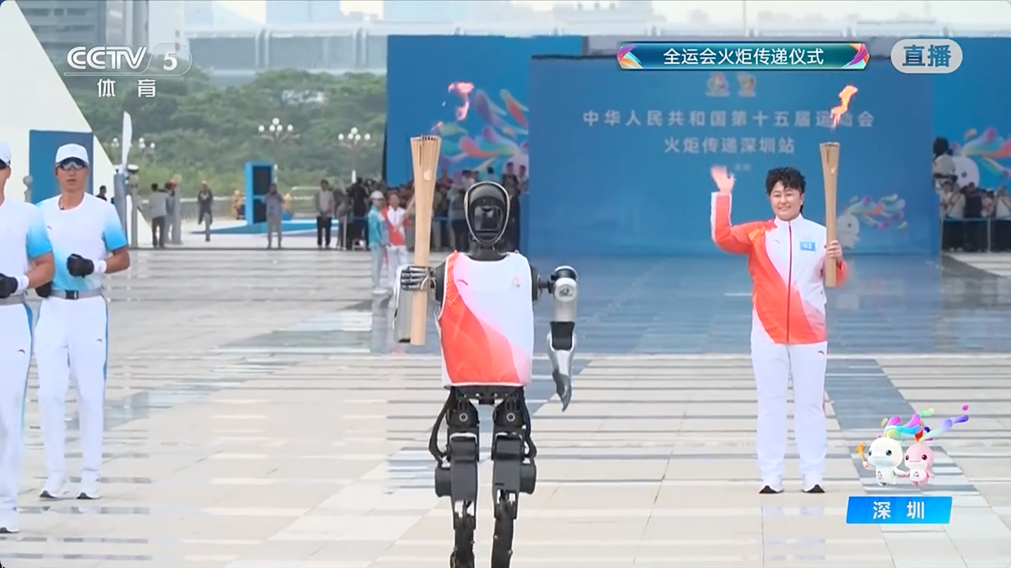 第 15 届全运会火炬传递，机器人火炬手“夸父”开跑