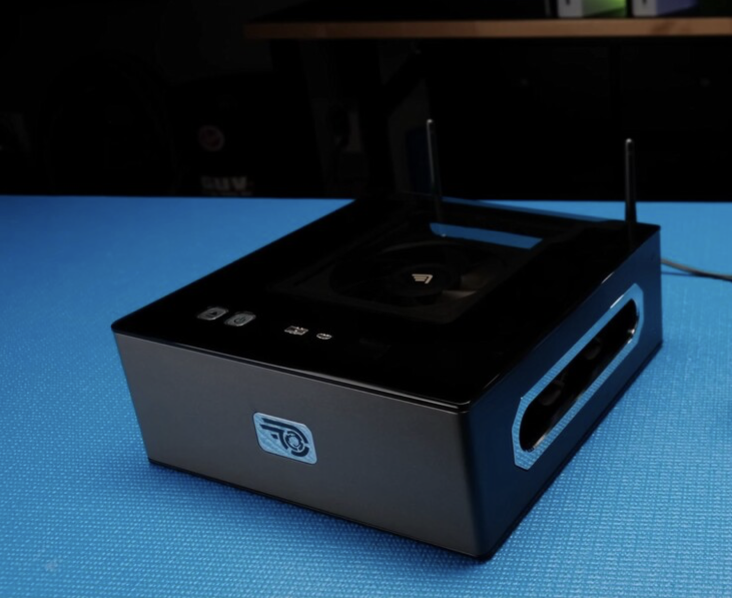 开发者将索尼 PS5 变为“迷你主机”，原版游戏机硬件纳入 6L 机箱中