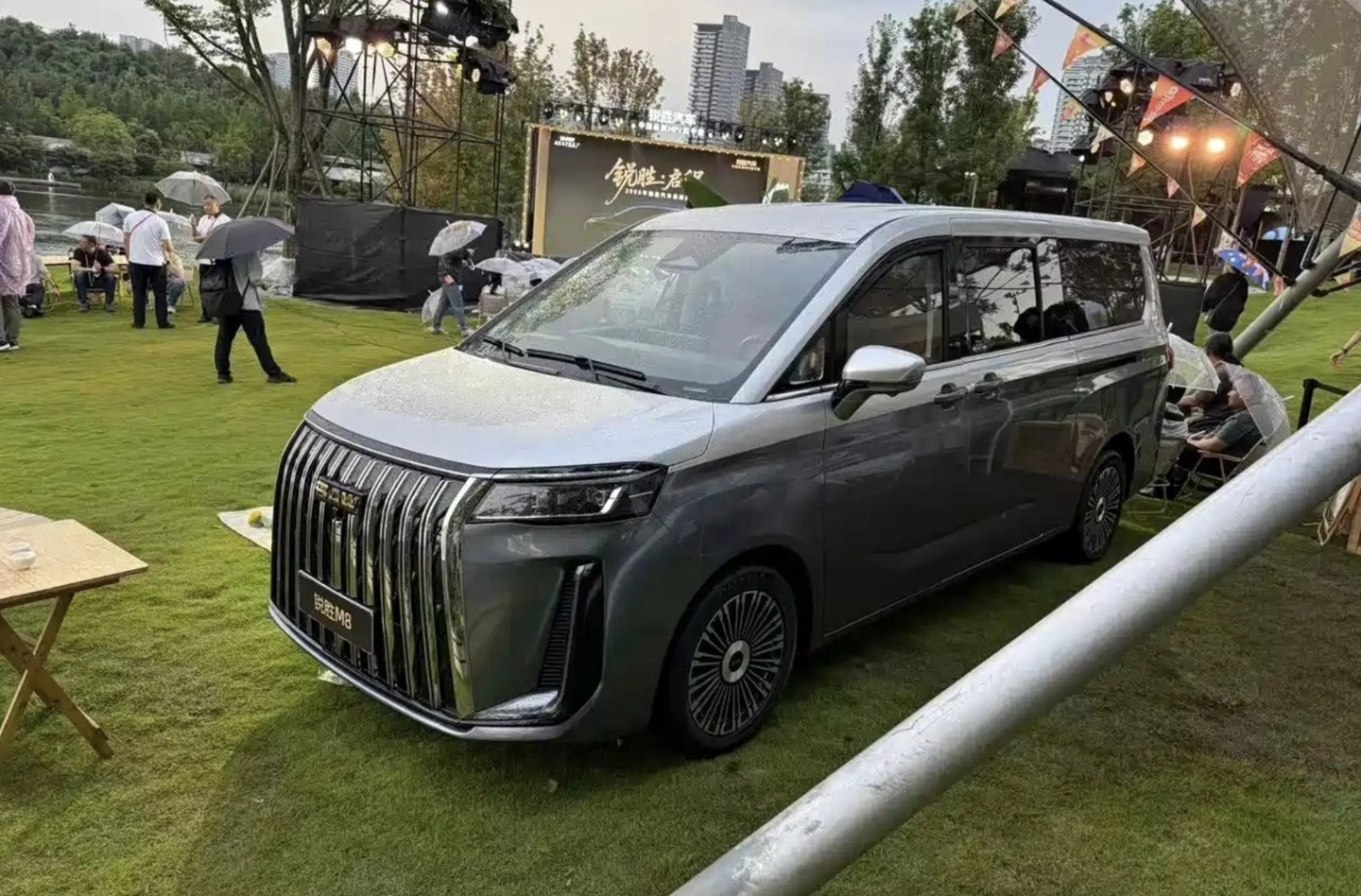 北汽制造锐胜 M8 中大型 MPV 将于 11 月 5 日预售：提供 7/9 座布局，可选四种动力