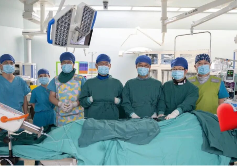 全国首批！应用国产新型瓣膜系统，破解高龄主动脉瓣重度返流难题