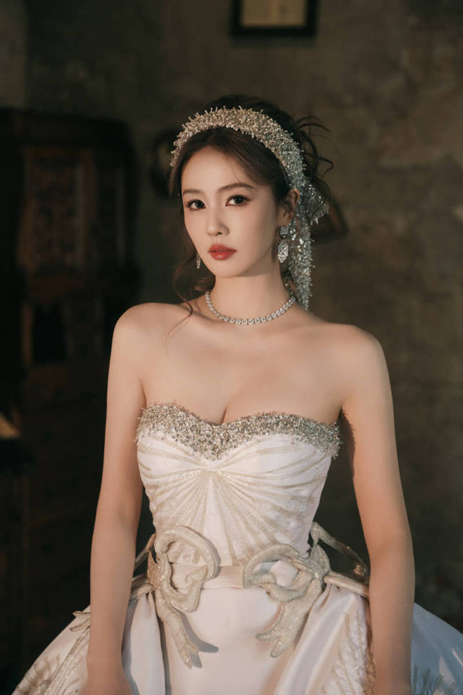 白鹿戴钻石发箍宛如古堡公主 穿拖地长裙身姿曼妙