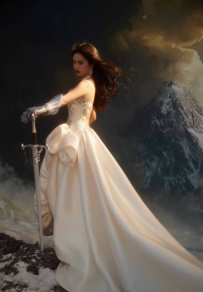 沈月穿拖地长裙灵动高贵 手持长剑英姿飒爽