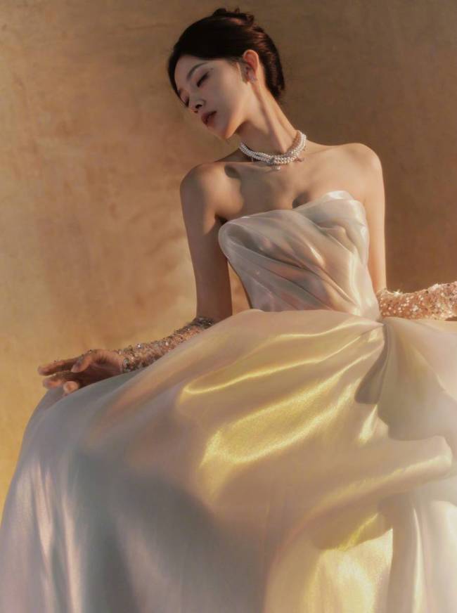 陈瑶穿抹胸长裙化身油画女郎 盘发造型精致优雅